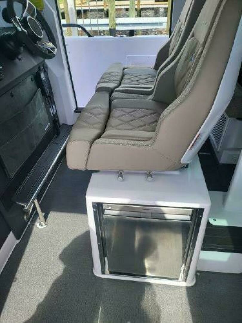 2024 Axopar 37 XC CROSS CABIN - Image 13