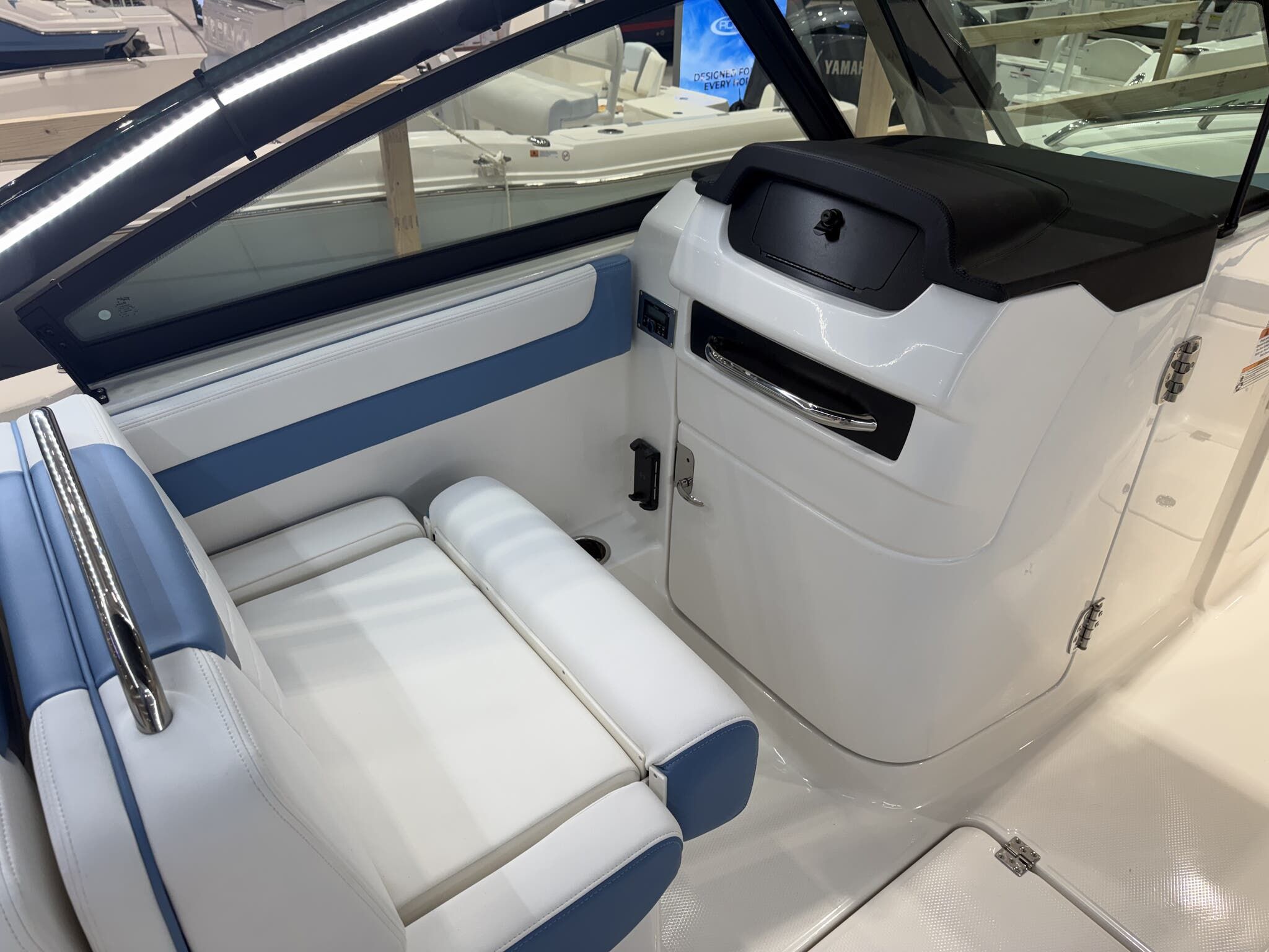 2026 Robalo Dual Console R 257 - 11