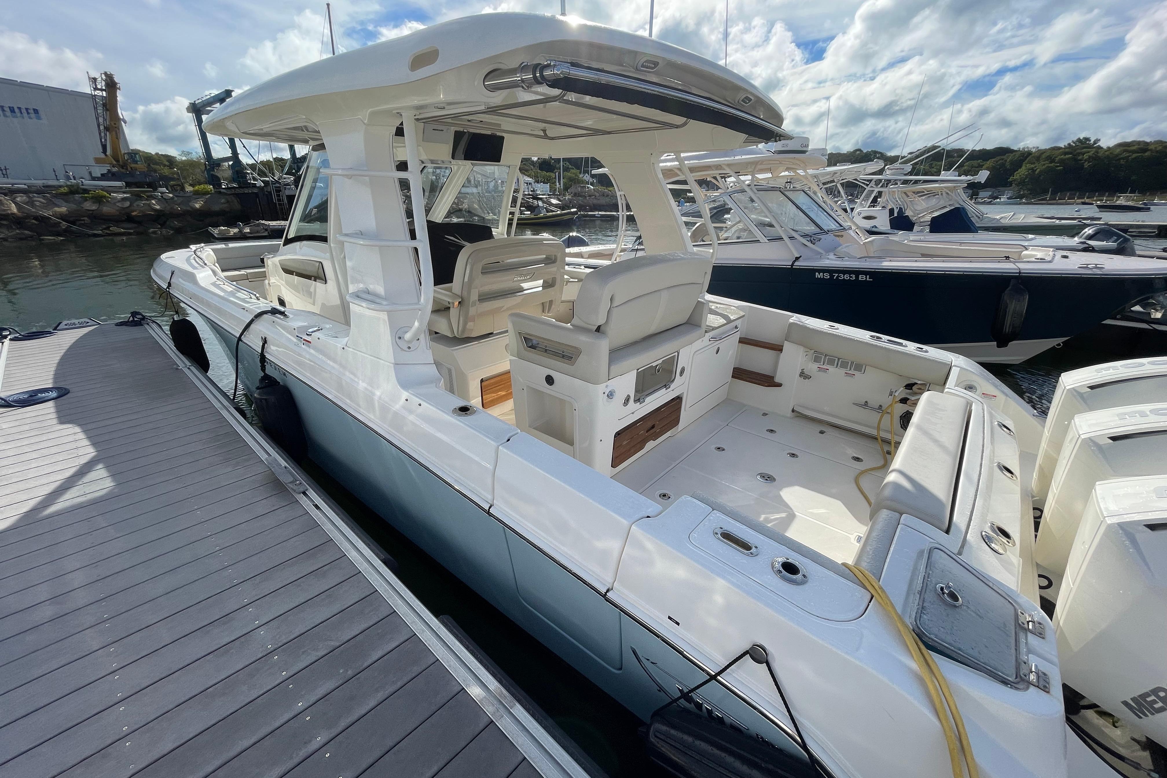 2022 Boston Whaler 350 Realm