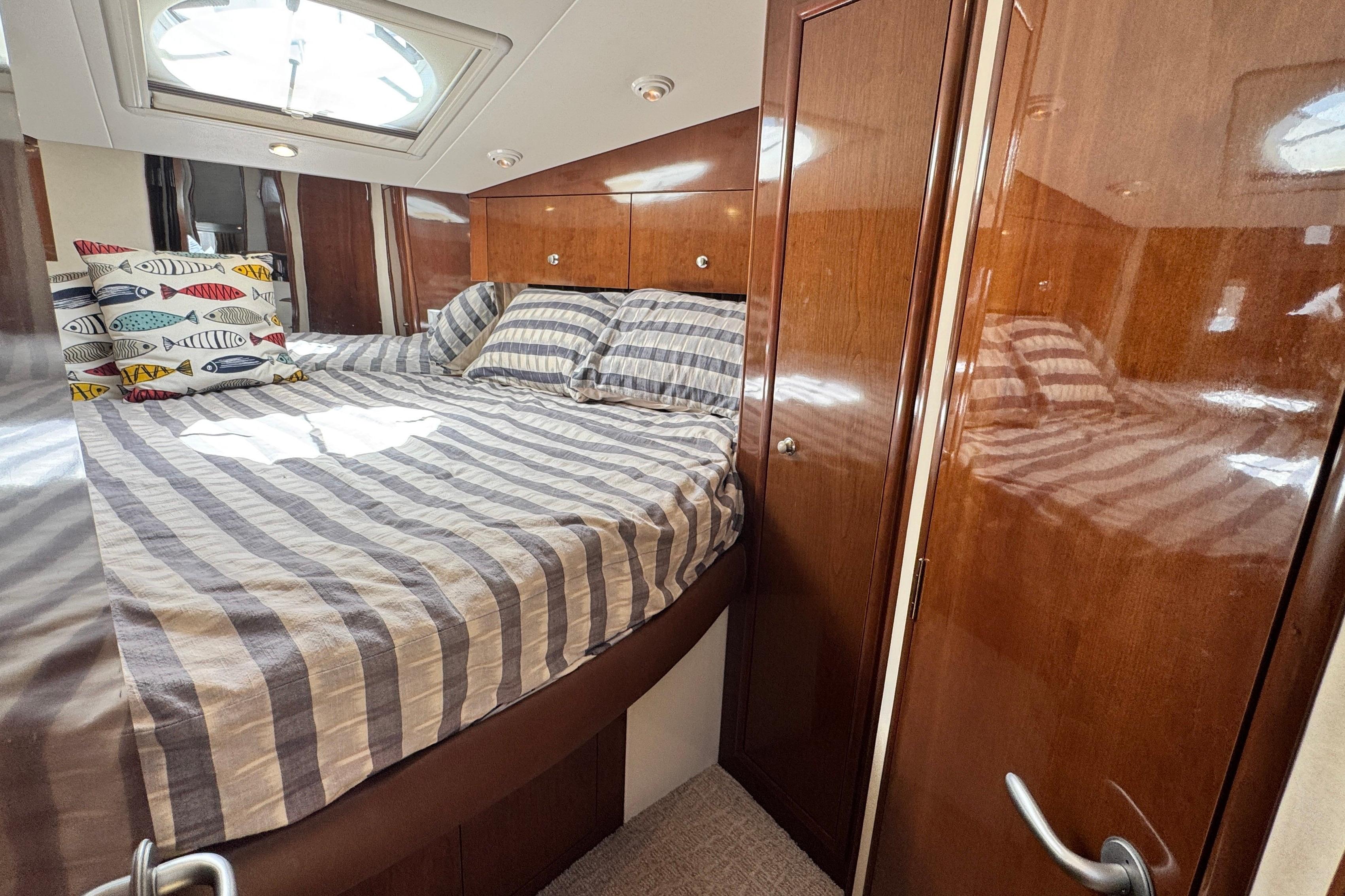 2007 Carver 47 Motor Yacht Forward Guest Stateroom