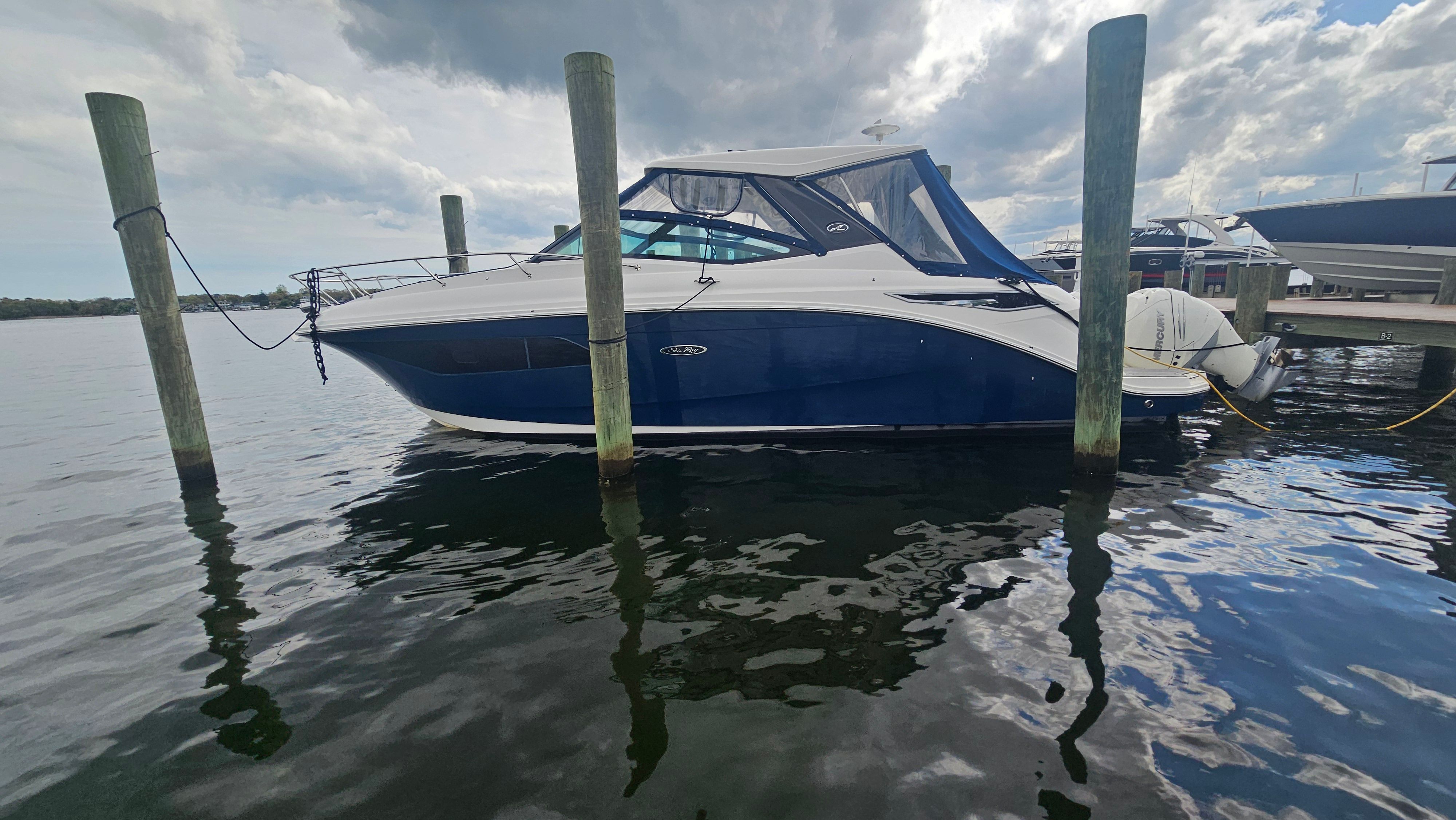 2020 Sea Ray Sundancer 320 Outboard