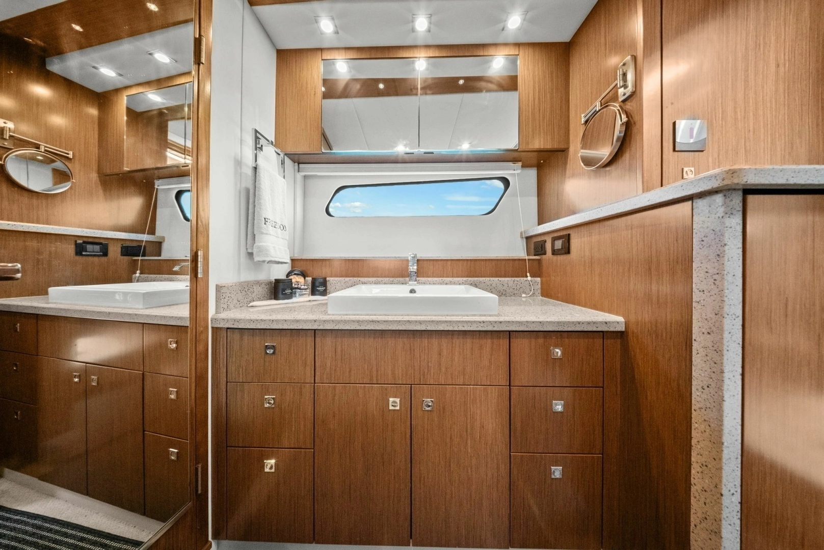 2014 Cruisers Yachts 48 Cantius - Image 33