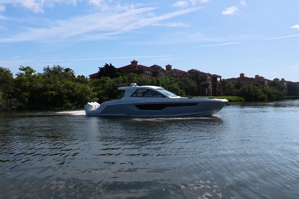 2026 Cruisers Yachts 50GLS OB