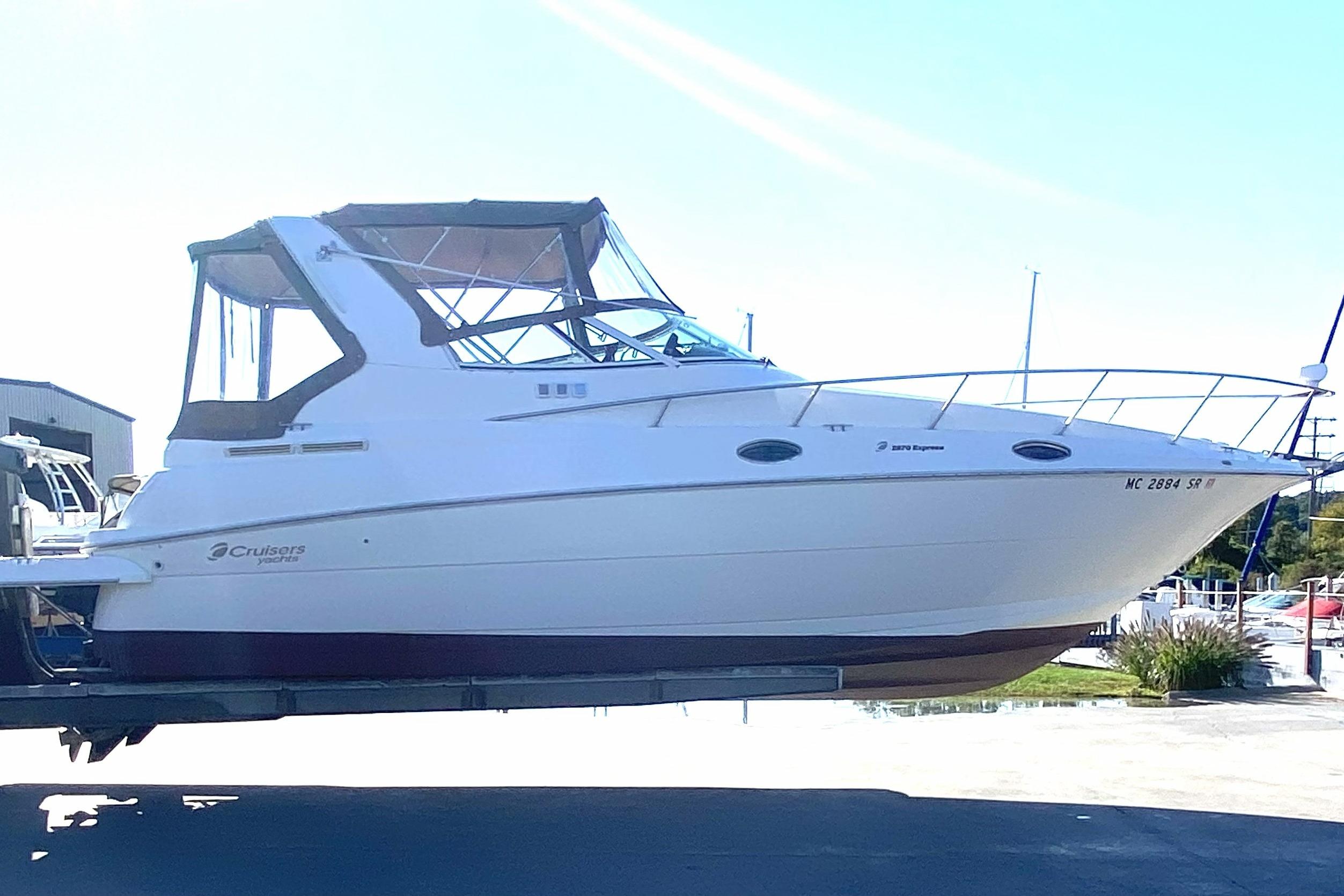 2003 Cruisers Yachts 2870 Express