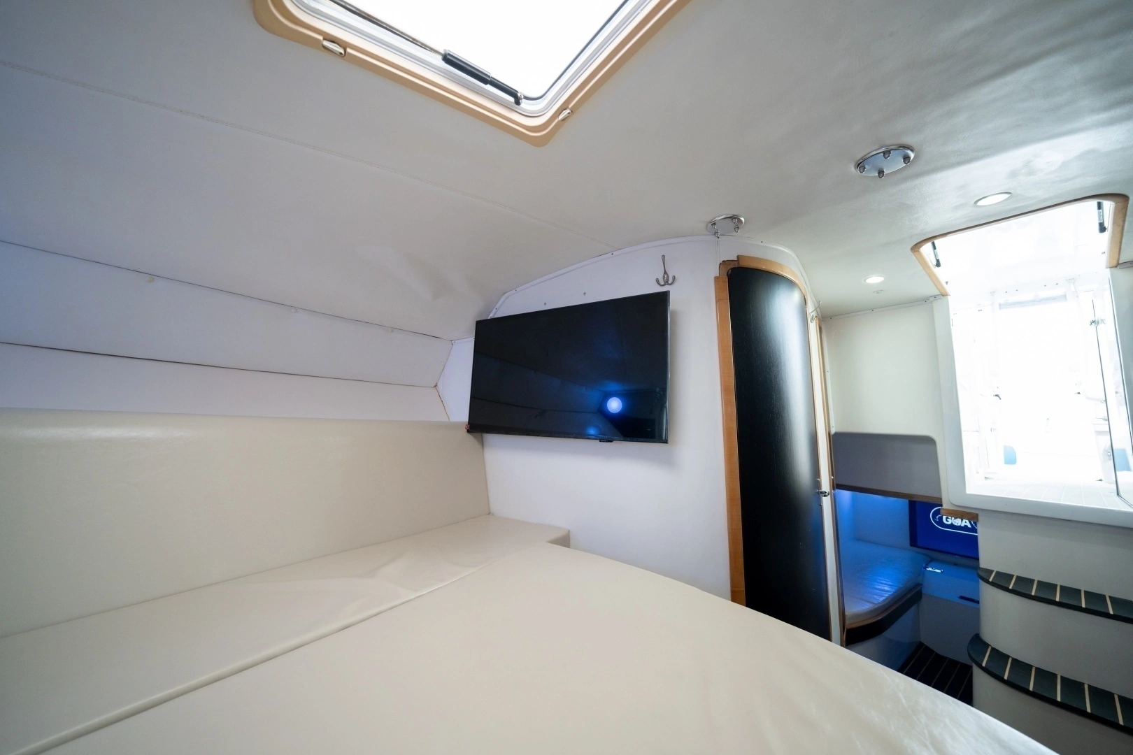 2011 Contender 40 Express - Image 9