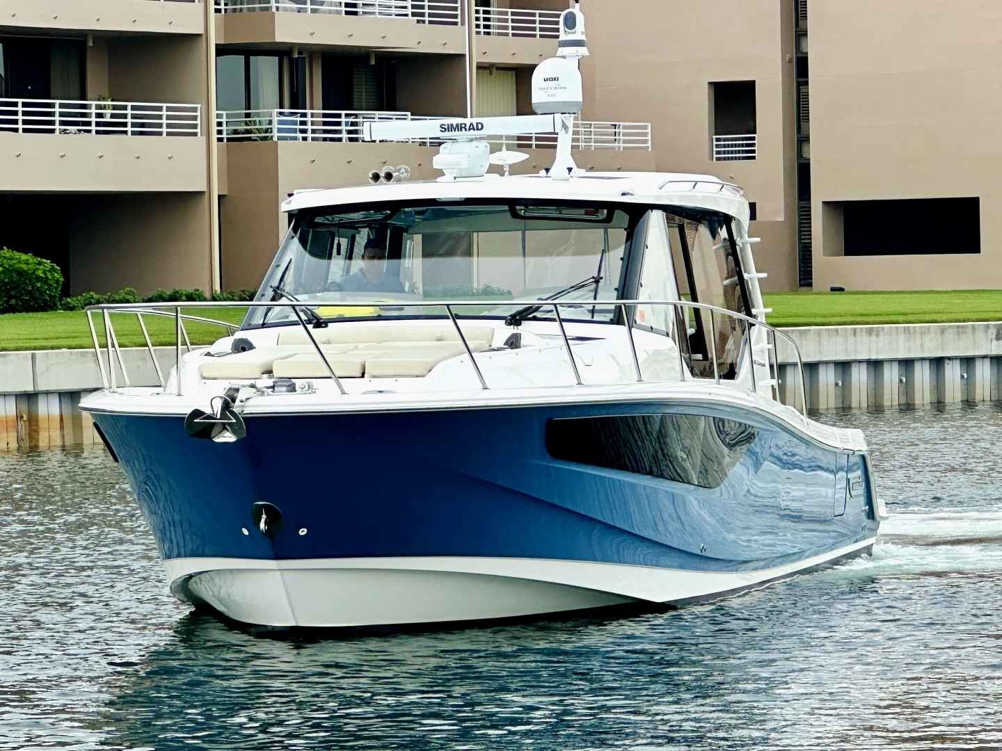 2023 Boston Whaler 405 Conquest - Image 3