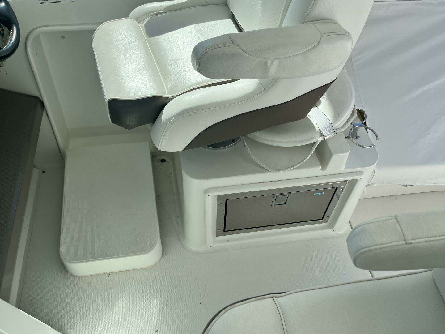 2008 Cruisers Yachts 390 Sport Coupe - Image 12