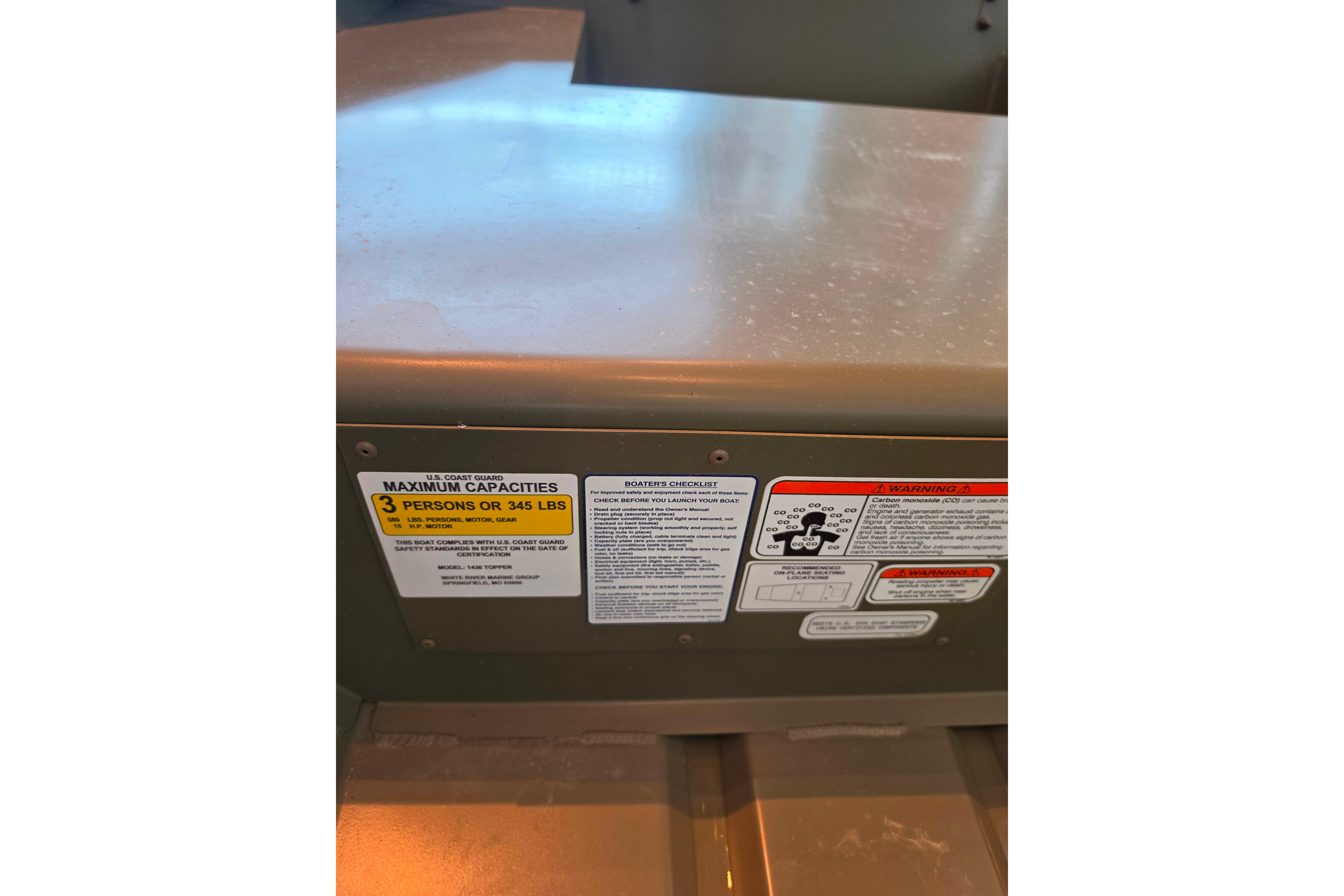 2026 Tracker Grizzly 10 Jon boat capacity label, showing maximum load and safety warnings.