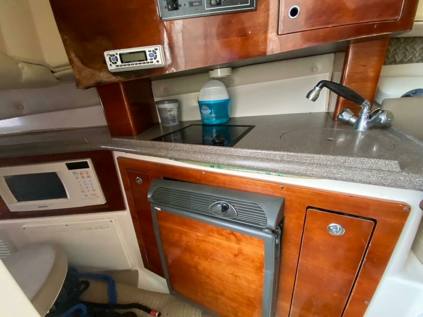 2003 Edgewater 265 Express - Image 13