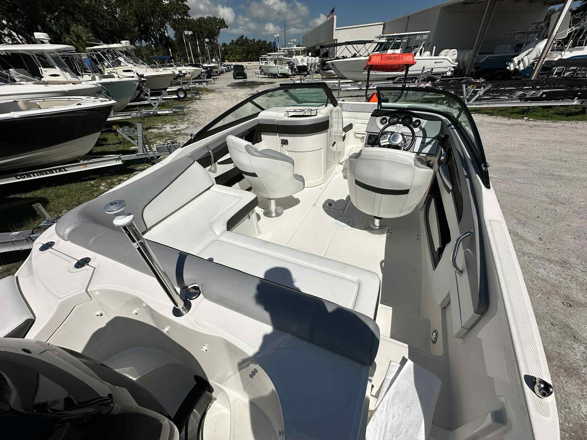 2017 SEA RAY 220 SDX - Image 11
