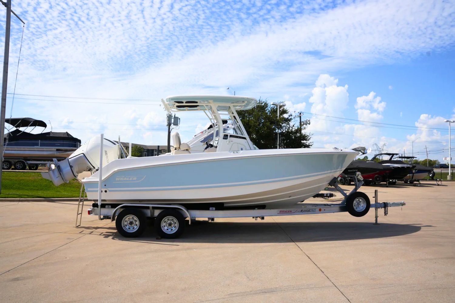 2026 Boston Whaler 230 Outrage