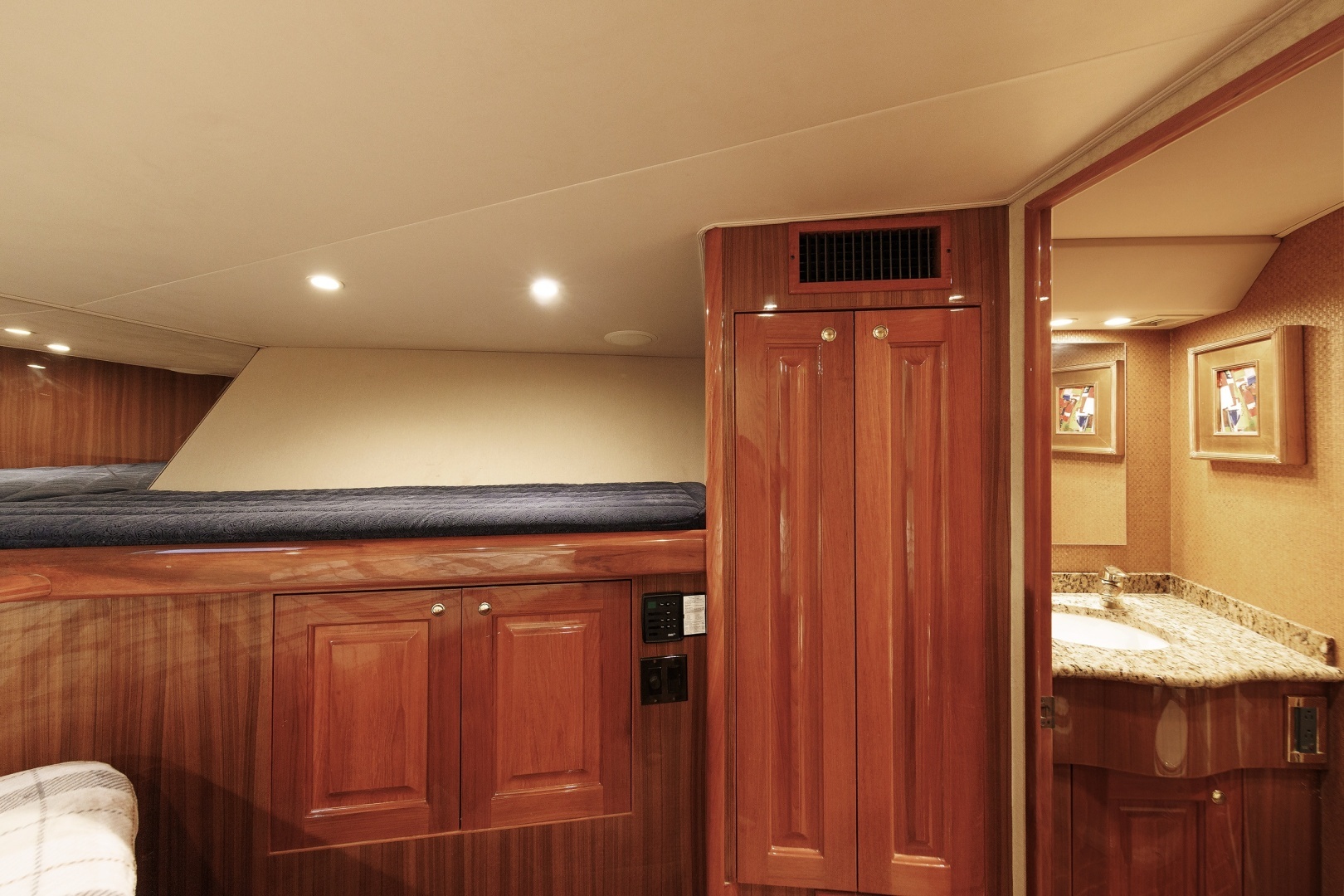 2005 Viking 61 Convertible - Image 10