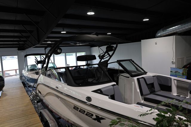 2026 Yamaha Boats 222 XE BOTH COLORS AVAILABLE - 18
