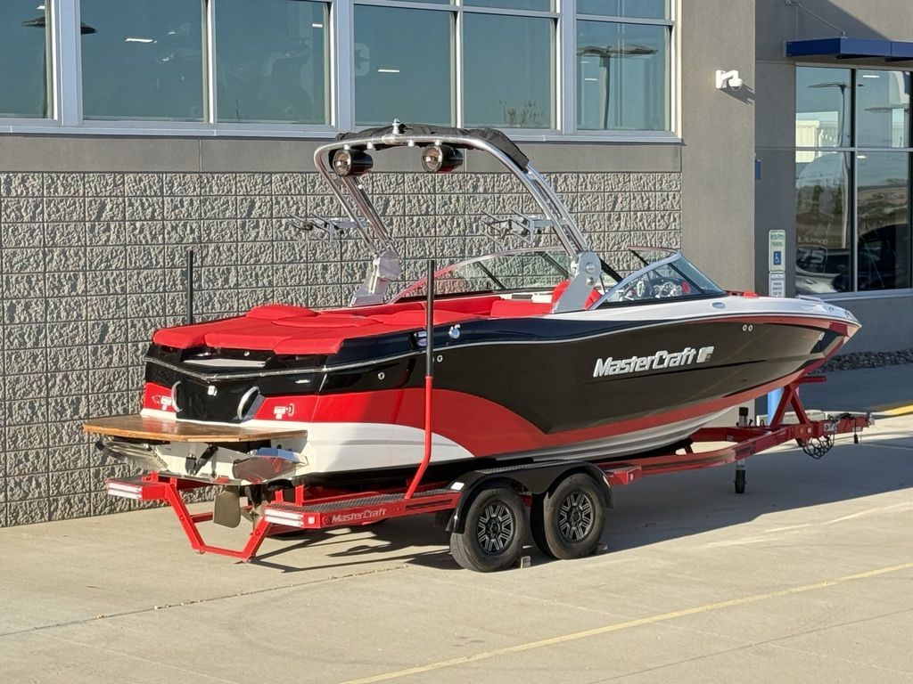 2019 MasterCraft XT22 - 16
