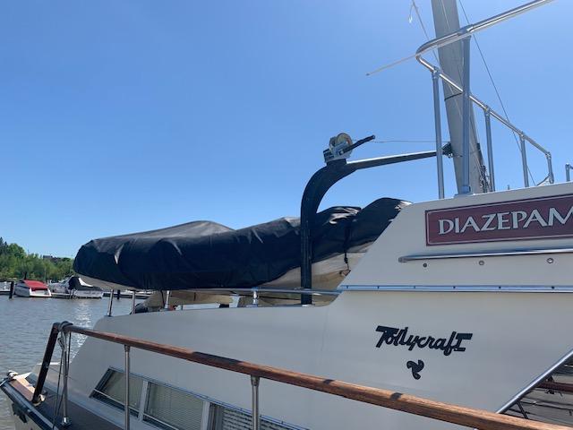 1974 Tollycraft 40 Tri-Cabin Motoryacht docked under clear blue sky.