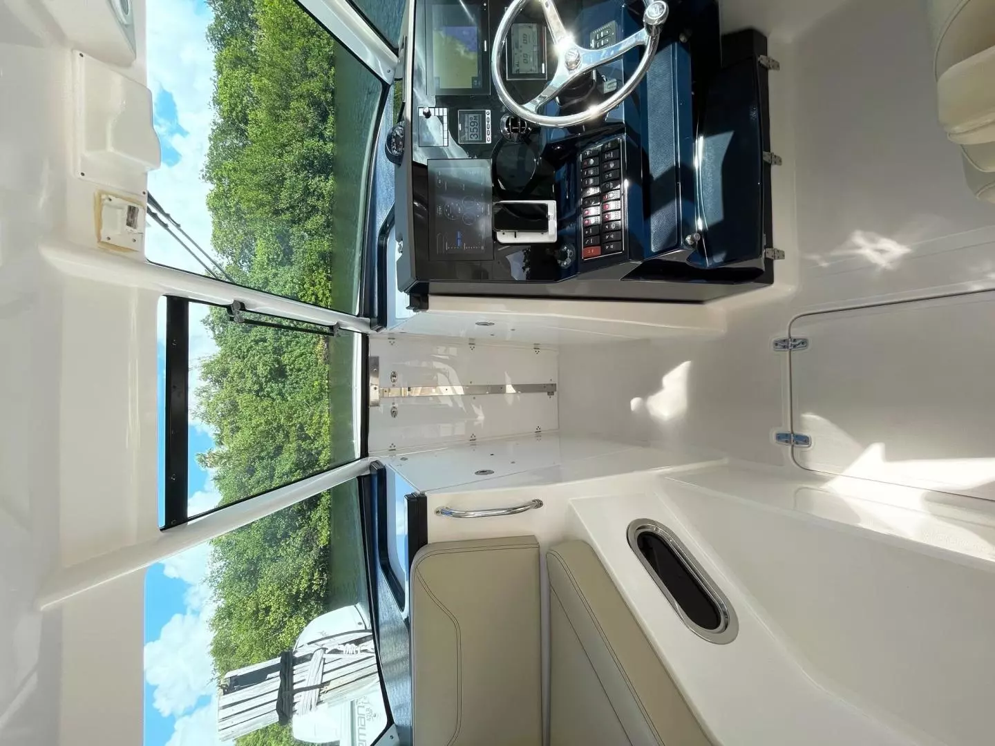 2018 Pursuit 325 DC - Image 10