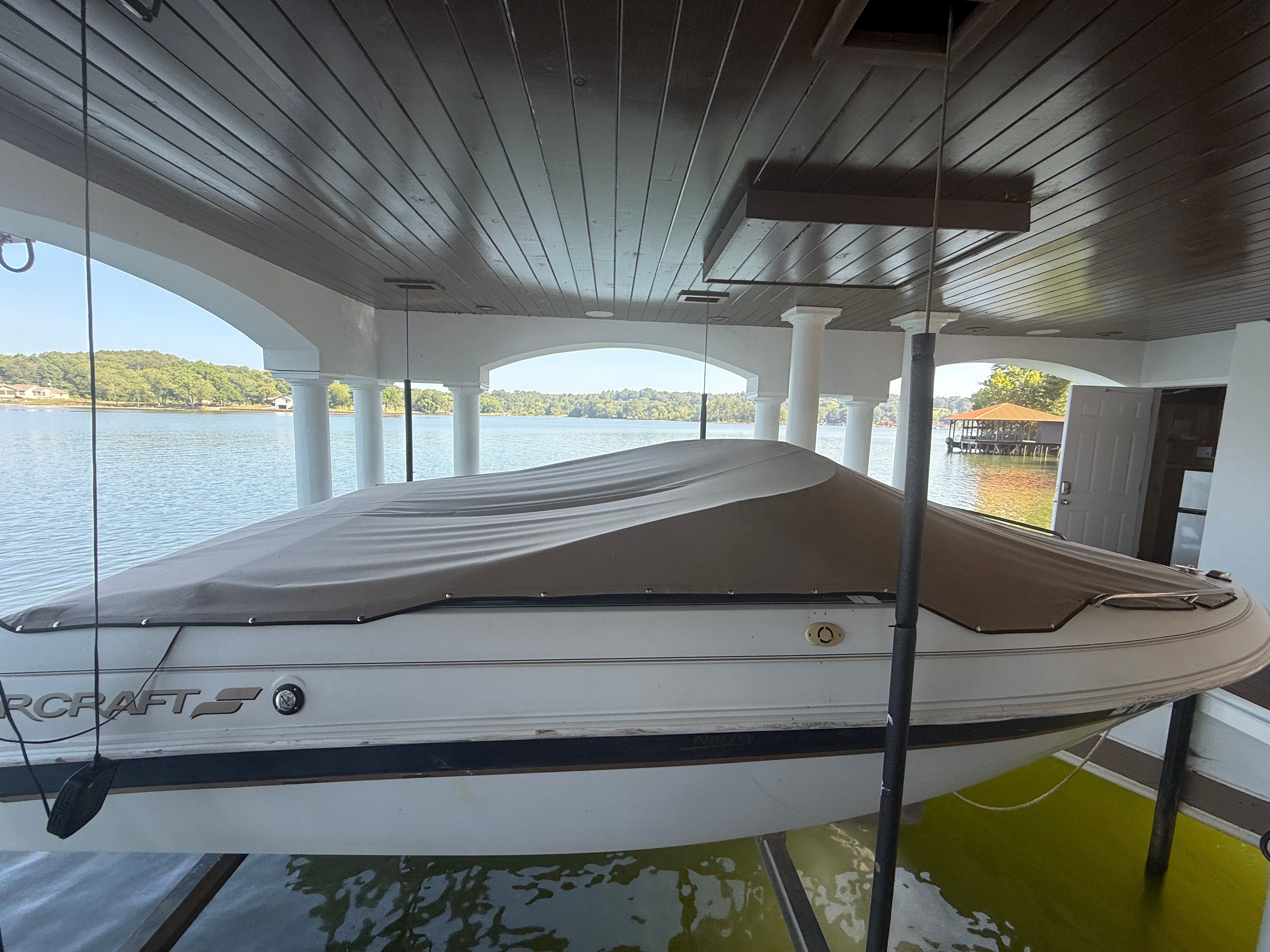 2000 Starcraft Next Star 19 in a covered boathouse.