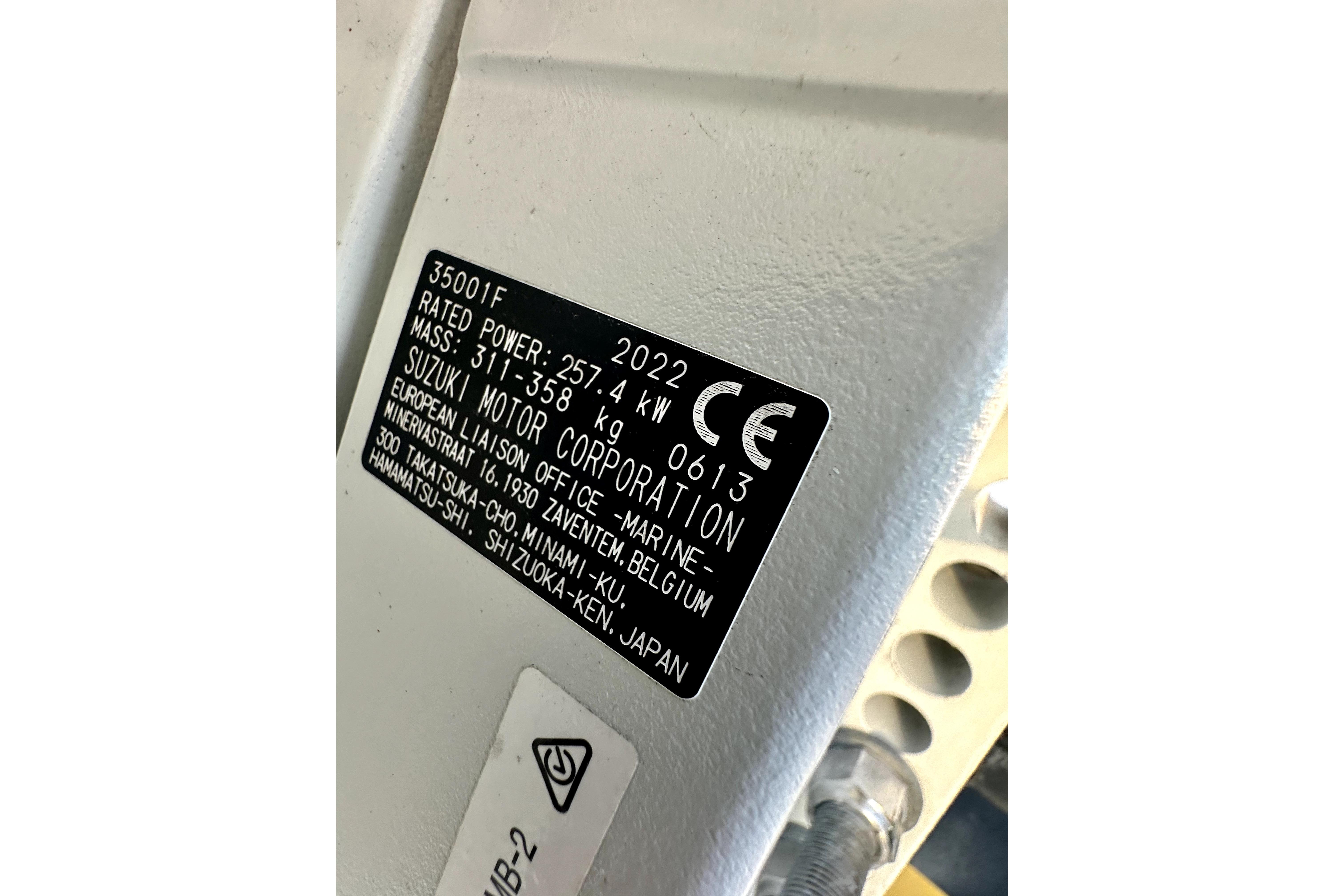 Label on Suzuki motor, 257.4 kW power, for 2006 Contender 35 Express Side Console.