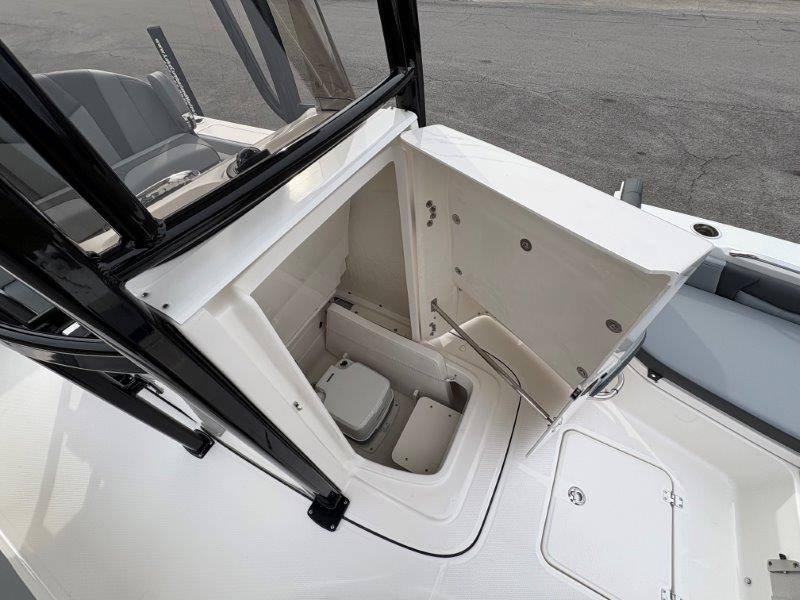2025 Robalo 226 Cayman - 55