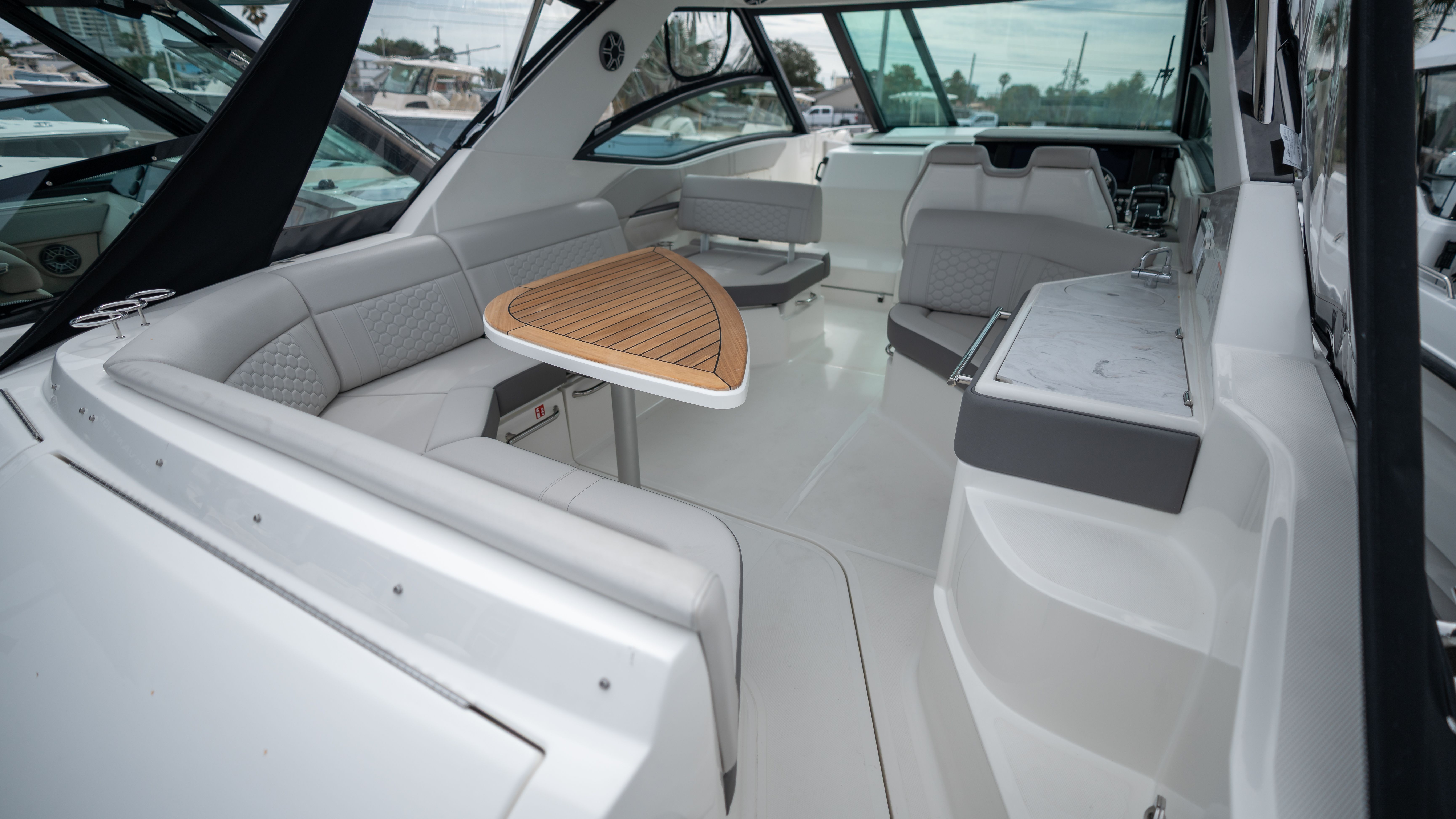 2026 Sea Ray Sundancer 320 Outboard - 34