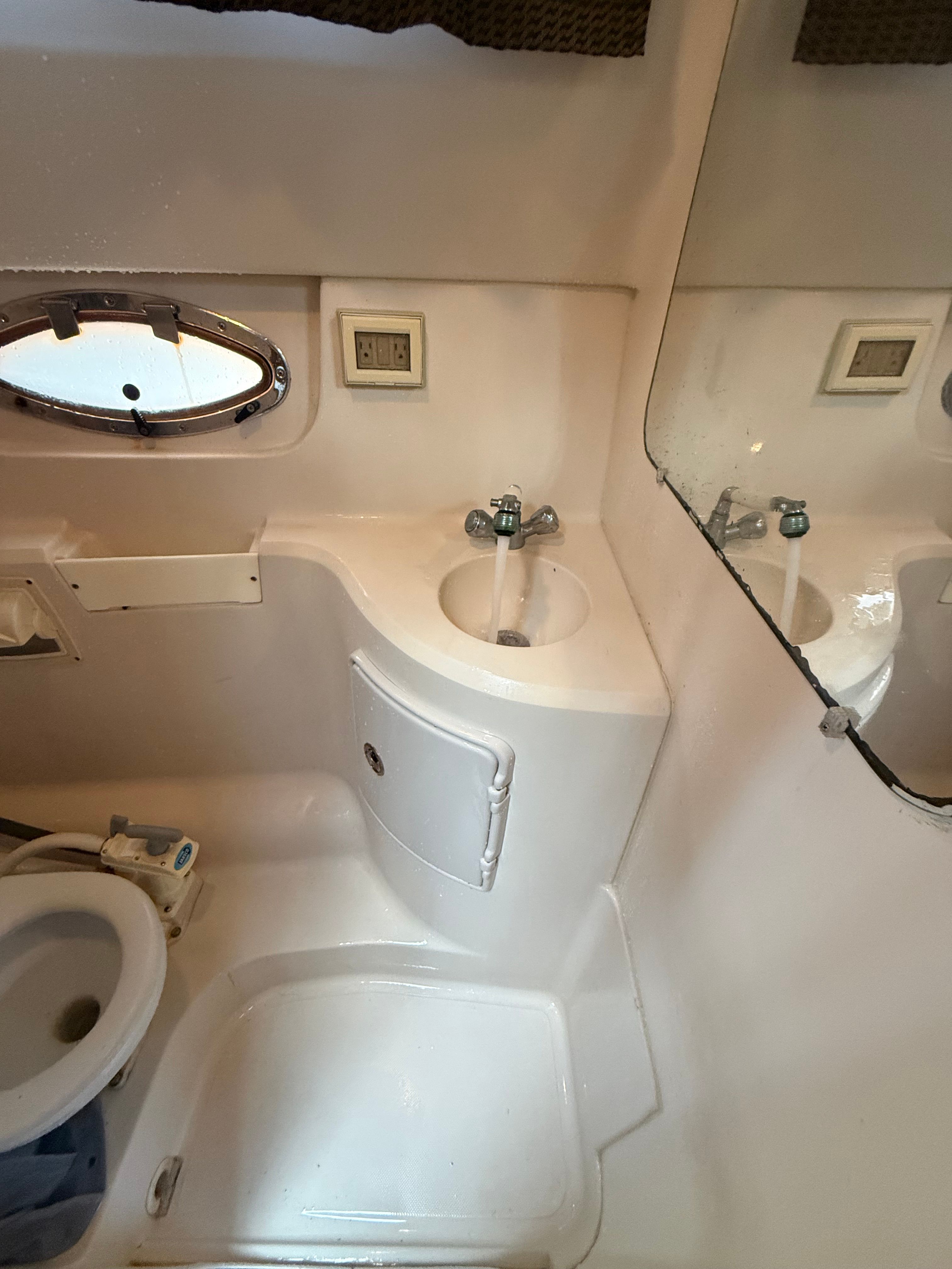 2006 Regal 2565 Window Express - 12