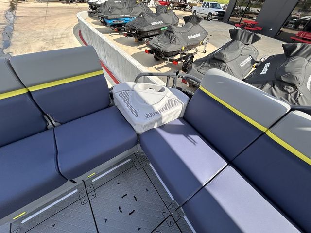 2026 Sea-Doo Switch Cruise Limited™ 21 - 300 hp - Double Bimini - 15