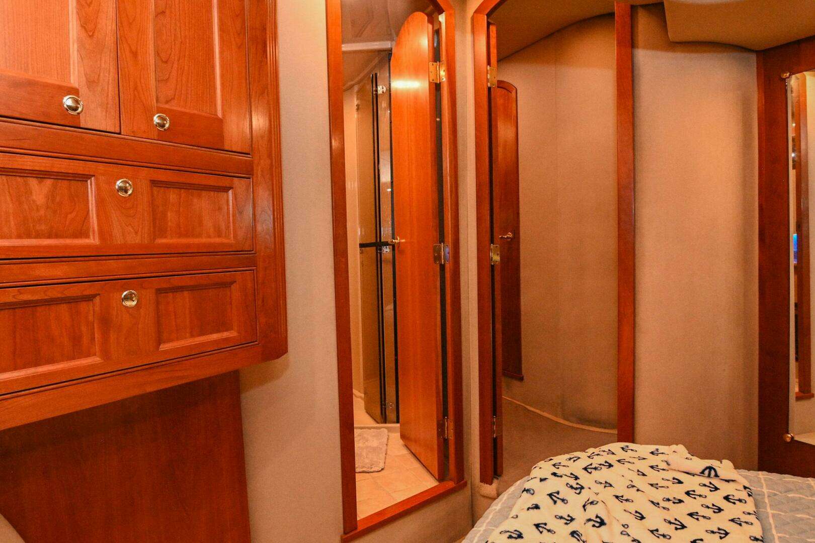 2002 Cruisers Yachts 5000 Sedan Sport - Image 66