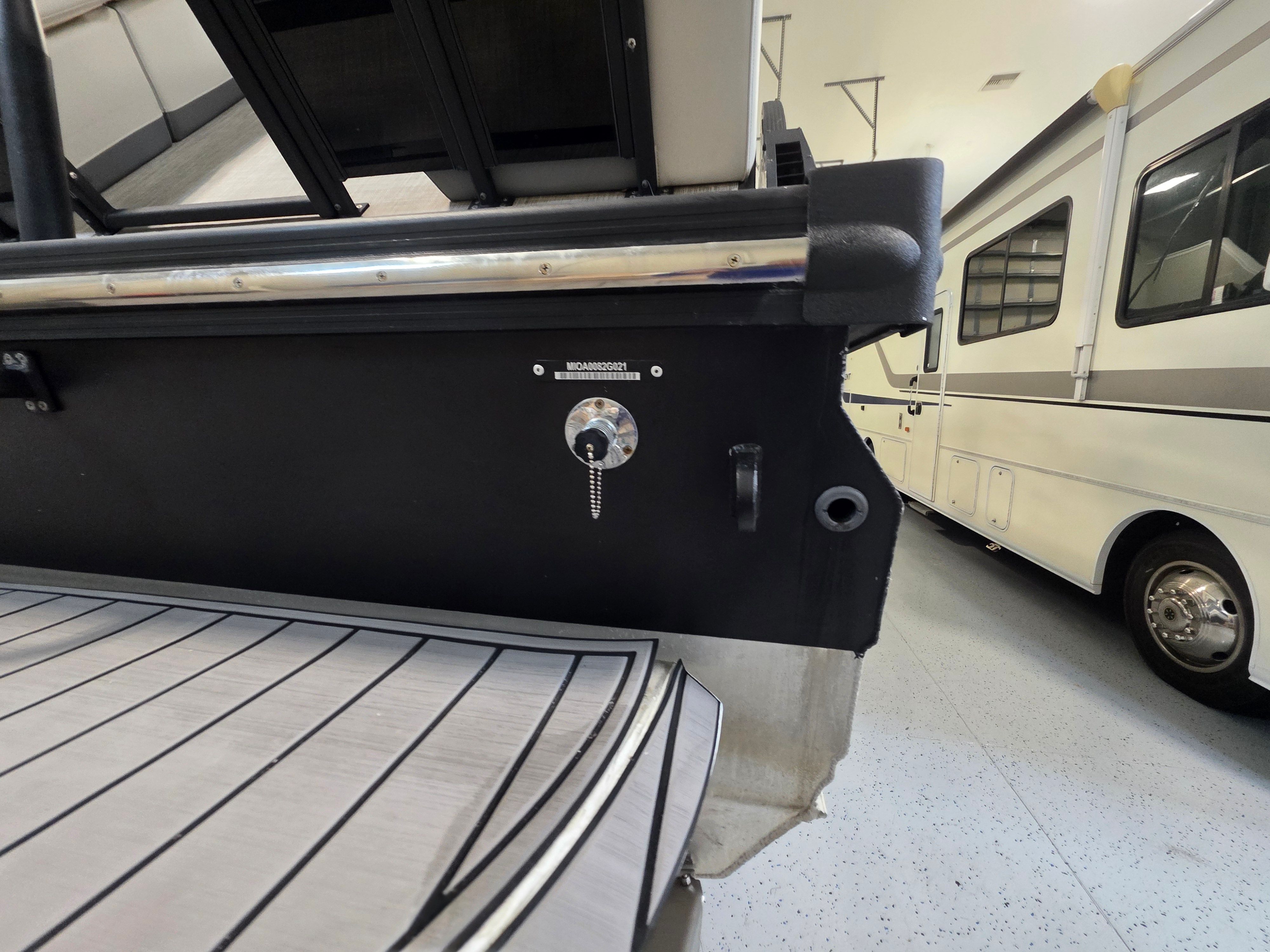 Montara SURF BOSS 25 boat, rear view, close-up, 2021 model.