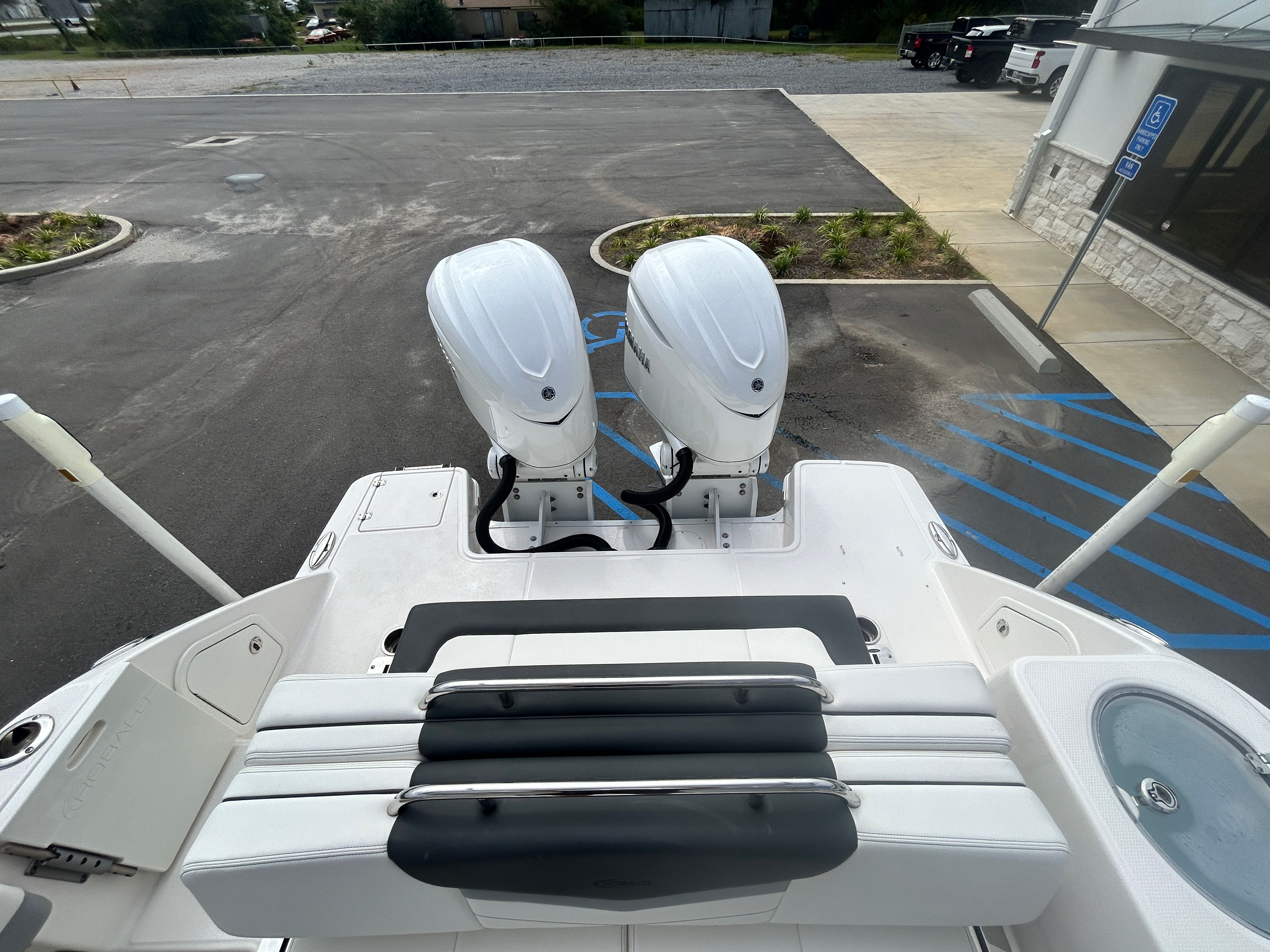 2025 Robalo R317 Dual Console - 28