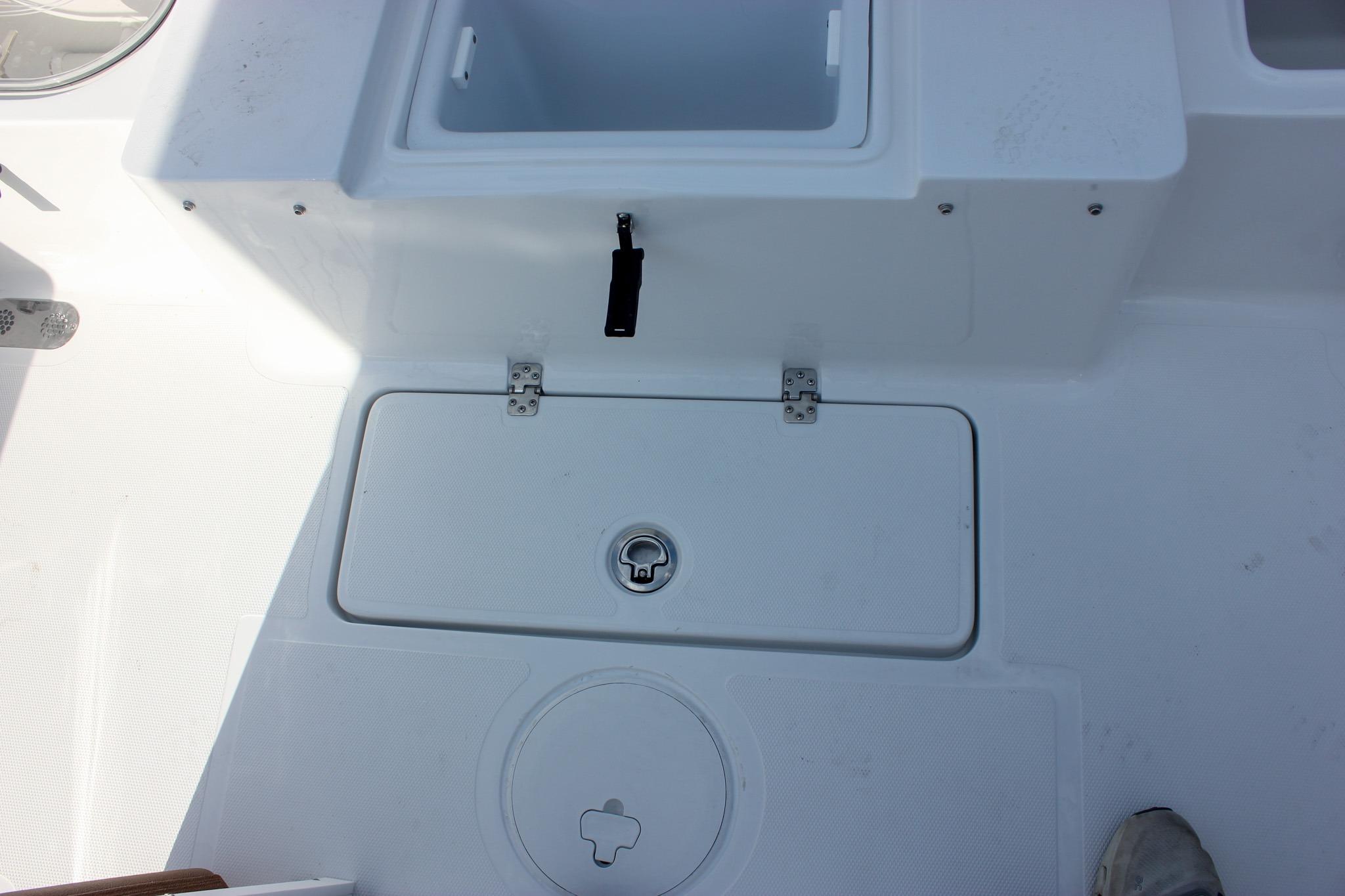 Deck storage compartment on 2027 Sea Hunt Ultra 275 SE boat.