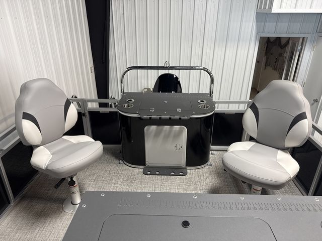 2026 Tahoe Sport 85 Rear Fish 23 - 8