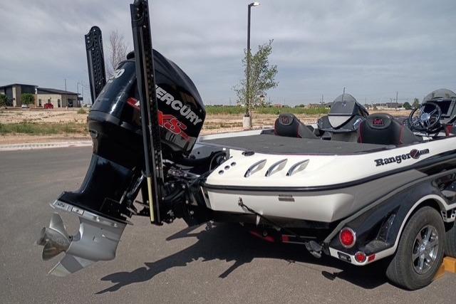 2017 Ranger Z521 Comanche Cup-Equipped boat with Mercury engine, parked outdoors.