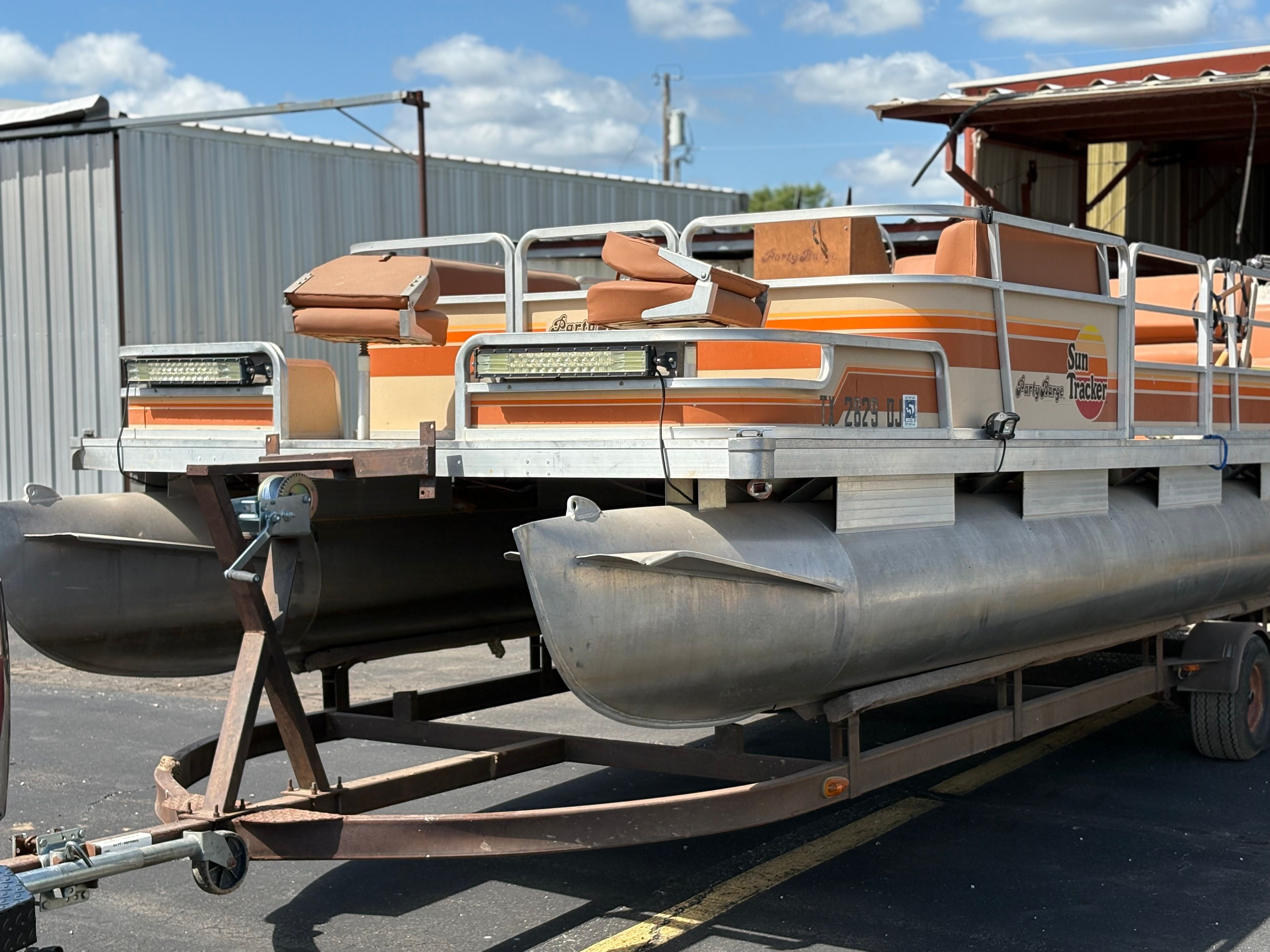 1985 Sun Tracker Party Barge