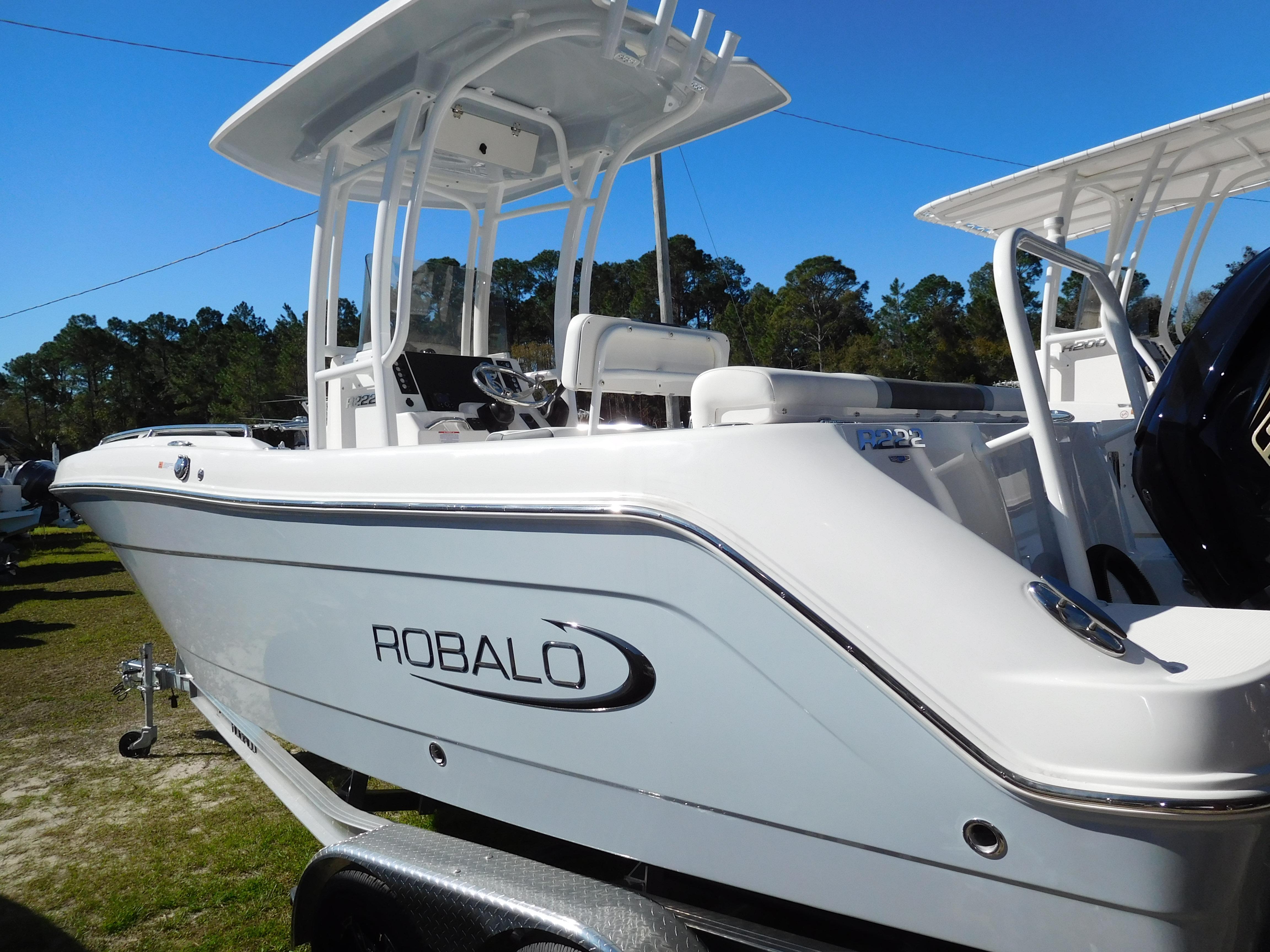2025 Robalo R222 Center Console