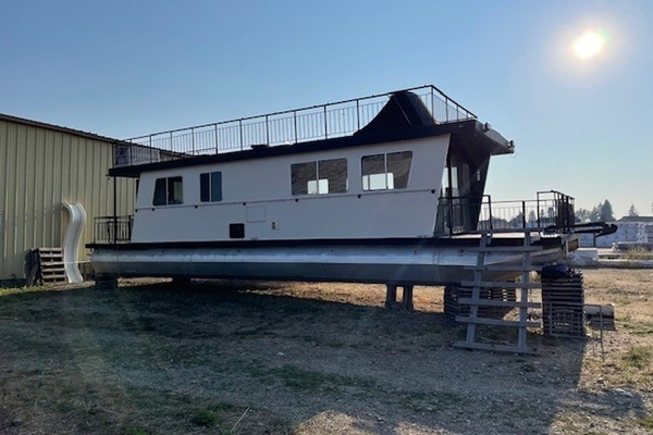 1985 Three Buoys Houseboat