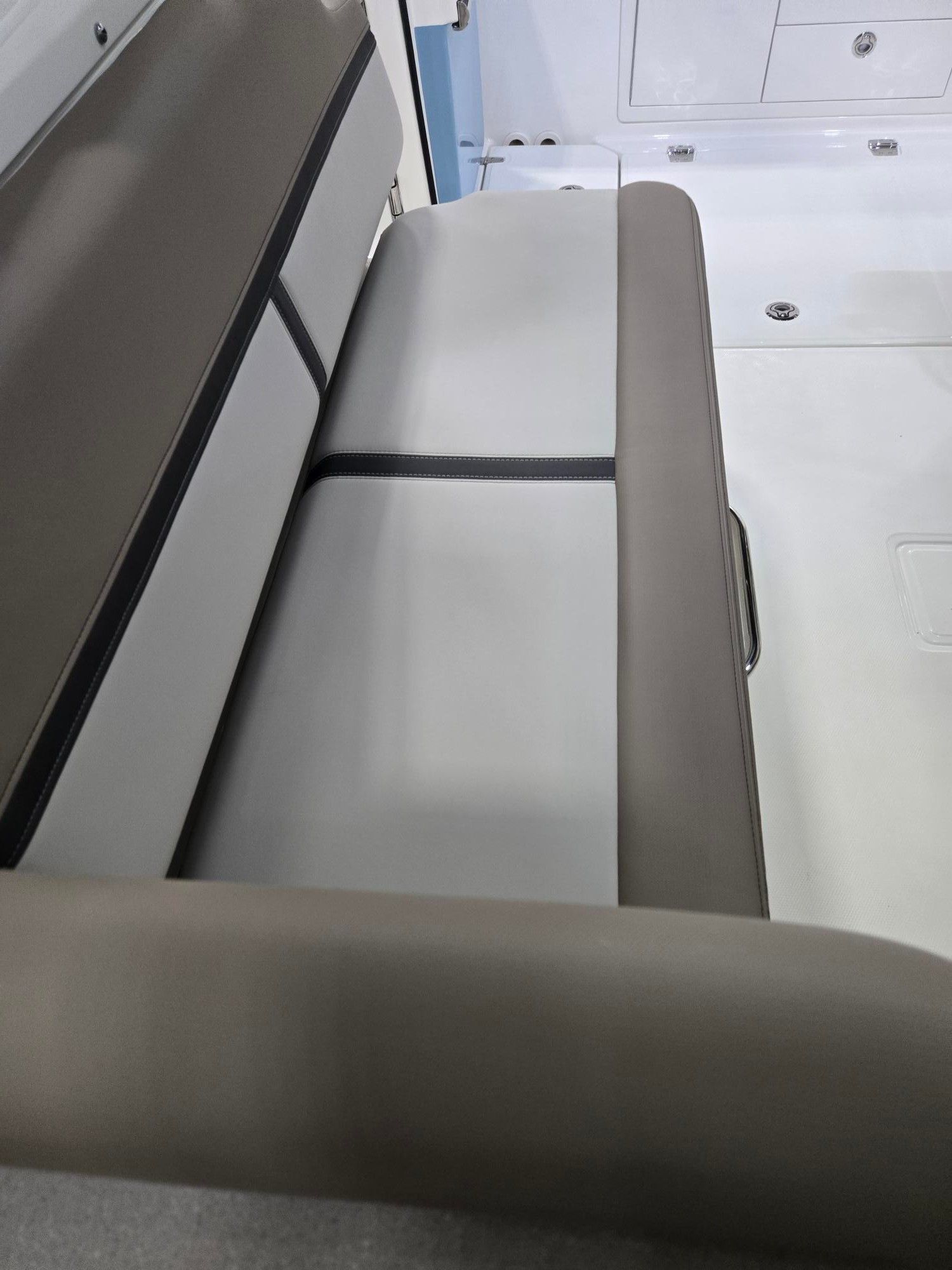 2026 Boston Whaler 330 Vantage - 33