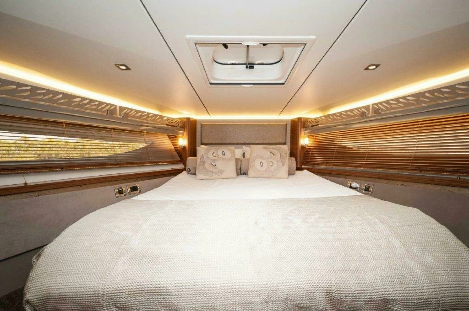 2018 Sea Ray L550 Flybridge - Image 22