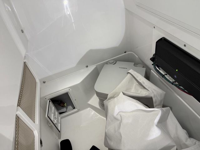 2026 Everglades 253 Center Console - 28