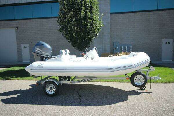 2025 Zodiac Yachtline 400 DL NEO