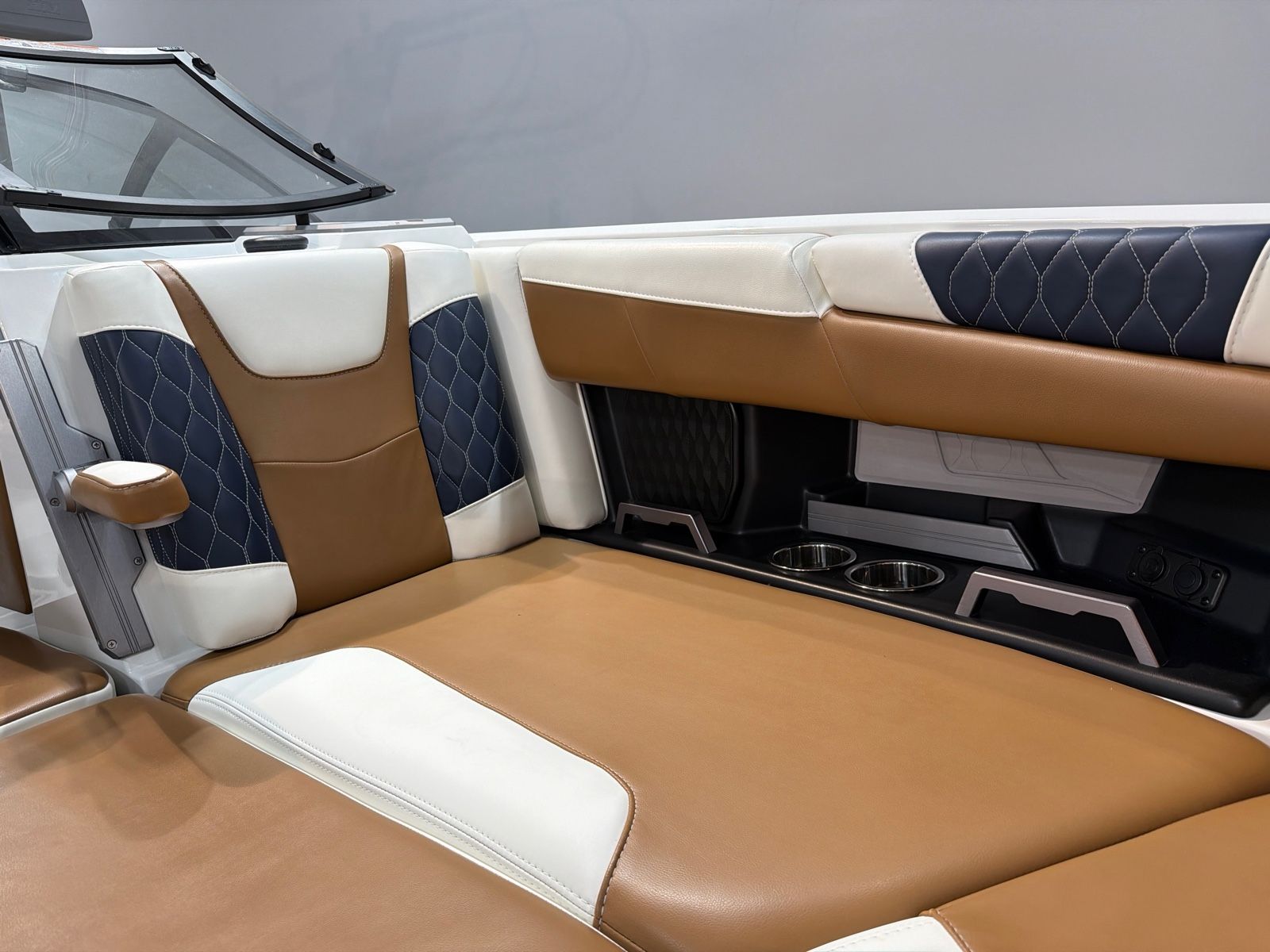 2023 Malibu M220 - 11