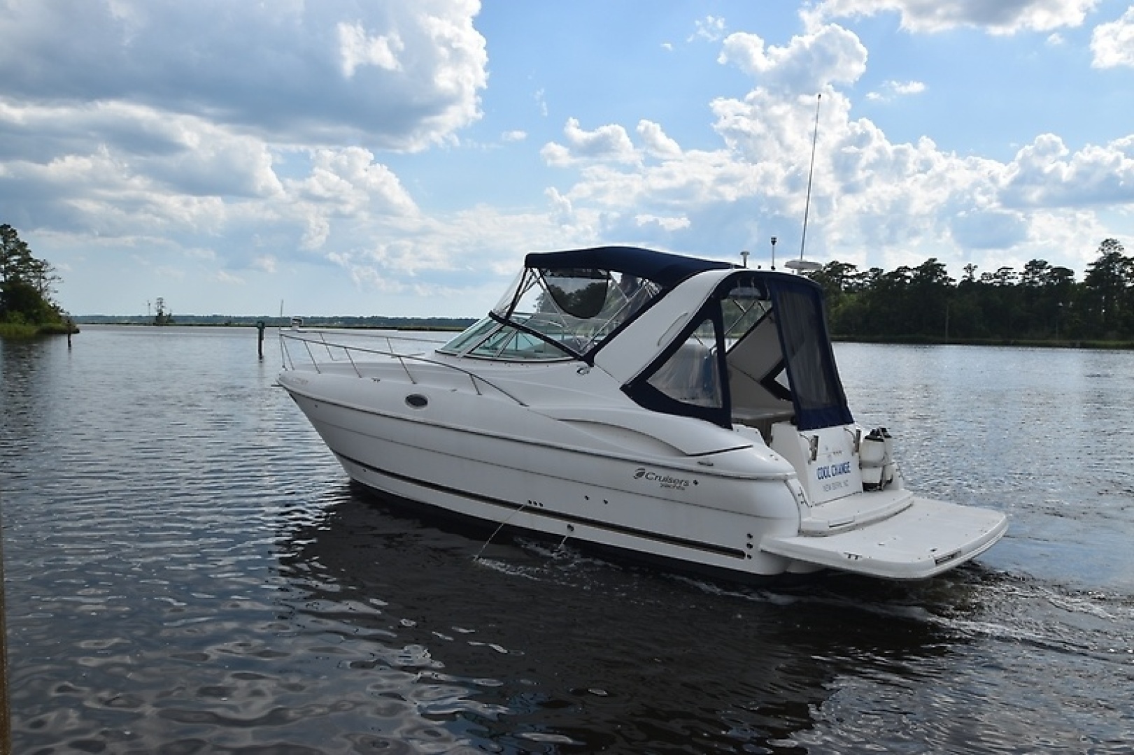 2004 Cruisers Yachts 320 Express - Image 3