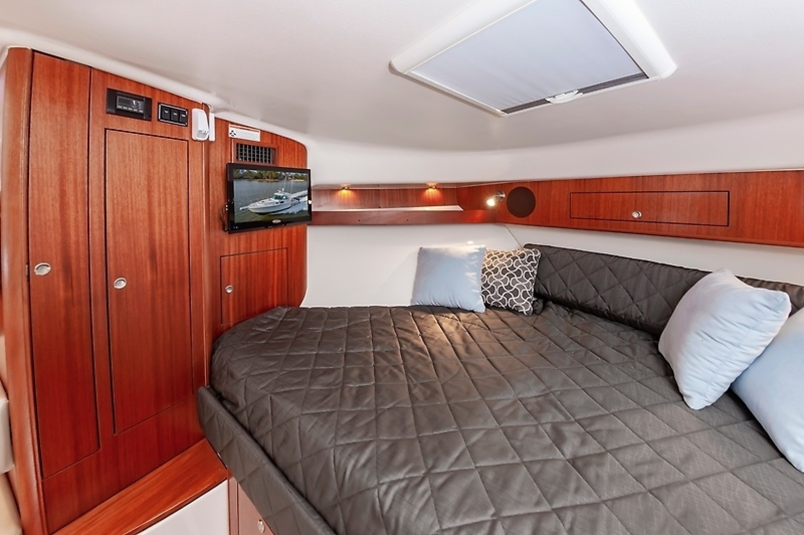 2015 Pursuit 385 OS - Image 32