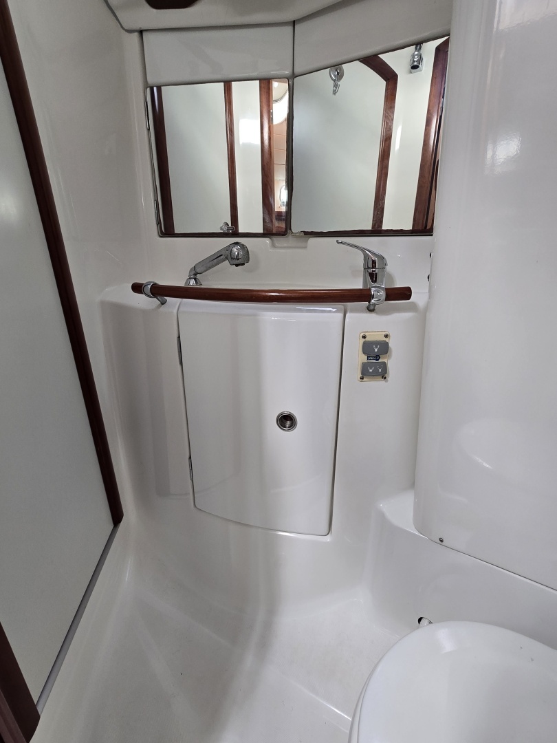 2004 Beneteau 423 - Image 46