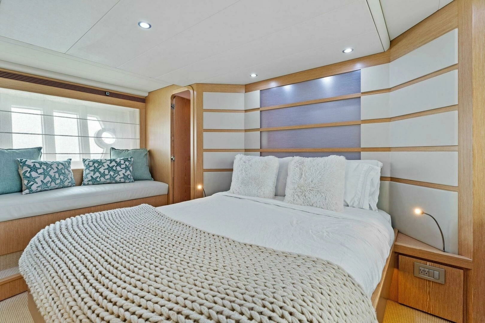 2013 Ferretti Yachts 620 - Image 6