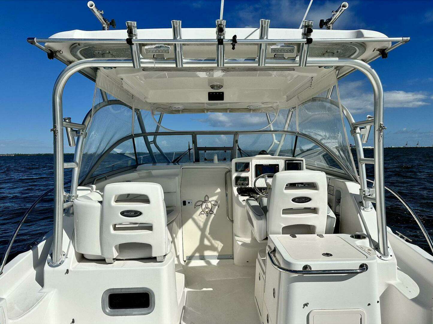 2005 Boston Whaler 305 Conquest - Image 4