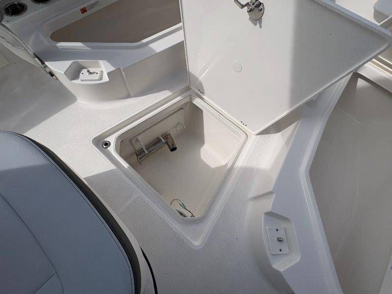 2026 Robalo 266 Cayman - 85