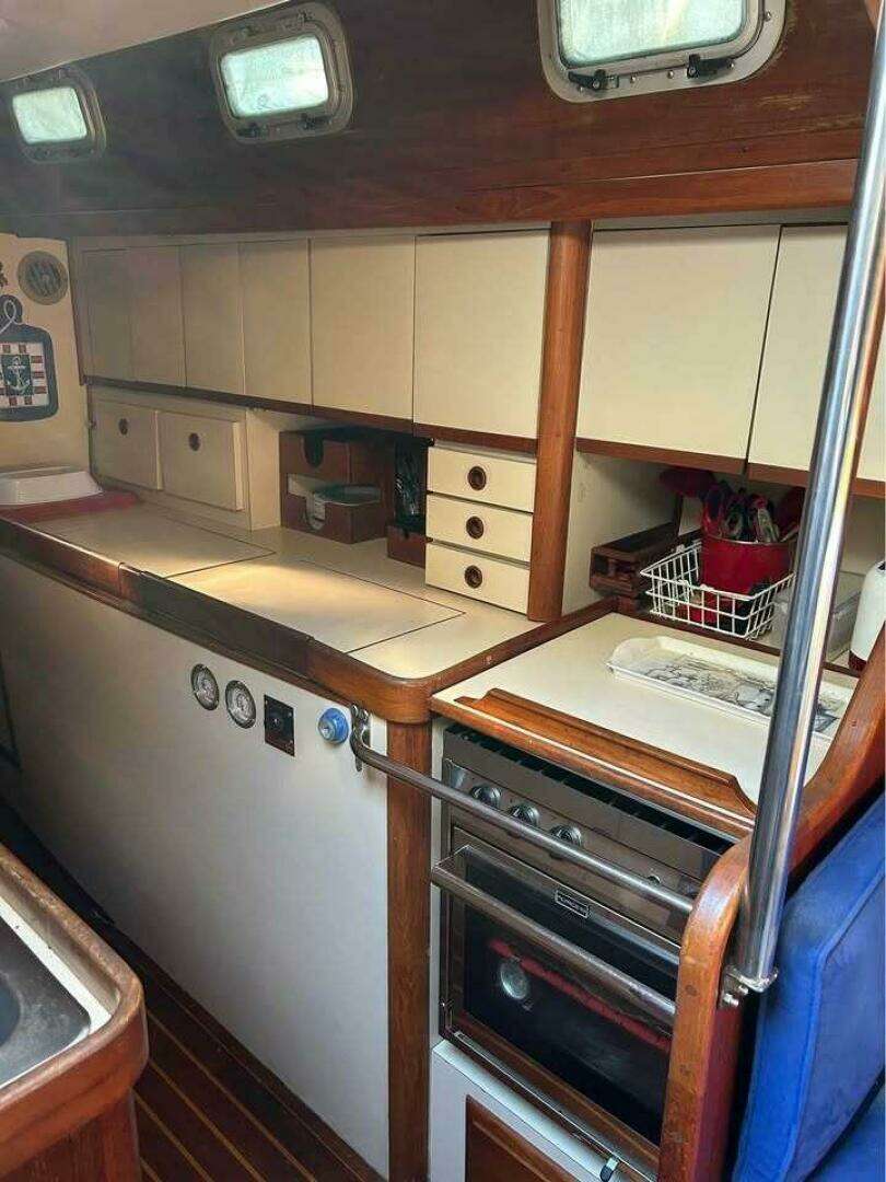 1986 Endeavour 42 CC - Image 13