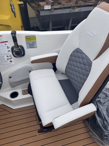 2026 Starcraft SVX 210 DC OB w/200hp and Trailer - 14