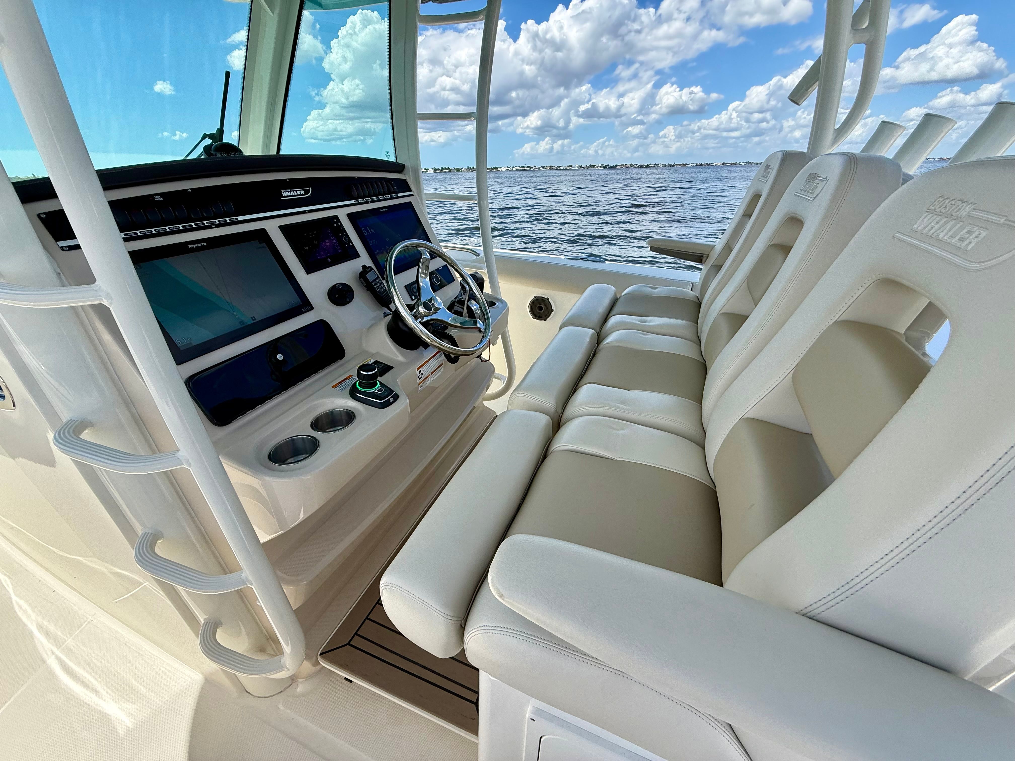 2022 Boston Whaler 350 Outrage - 29