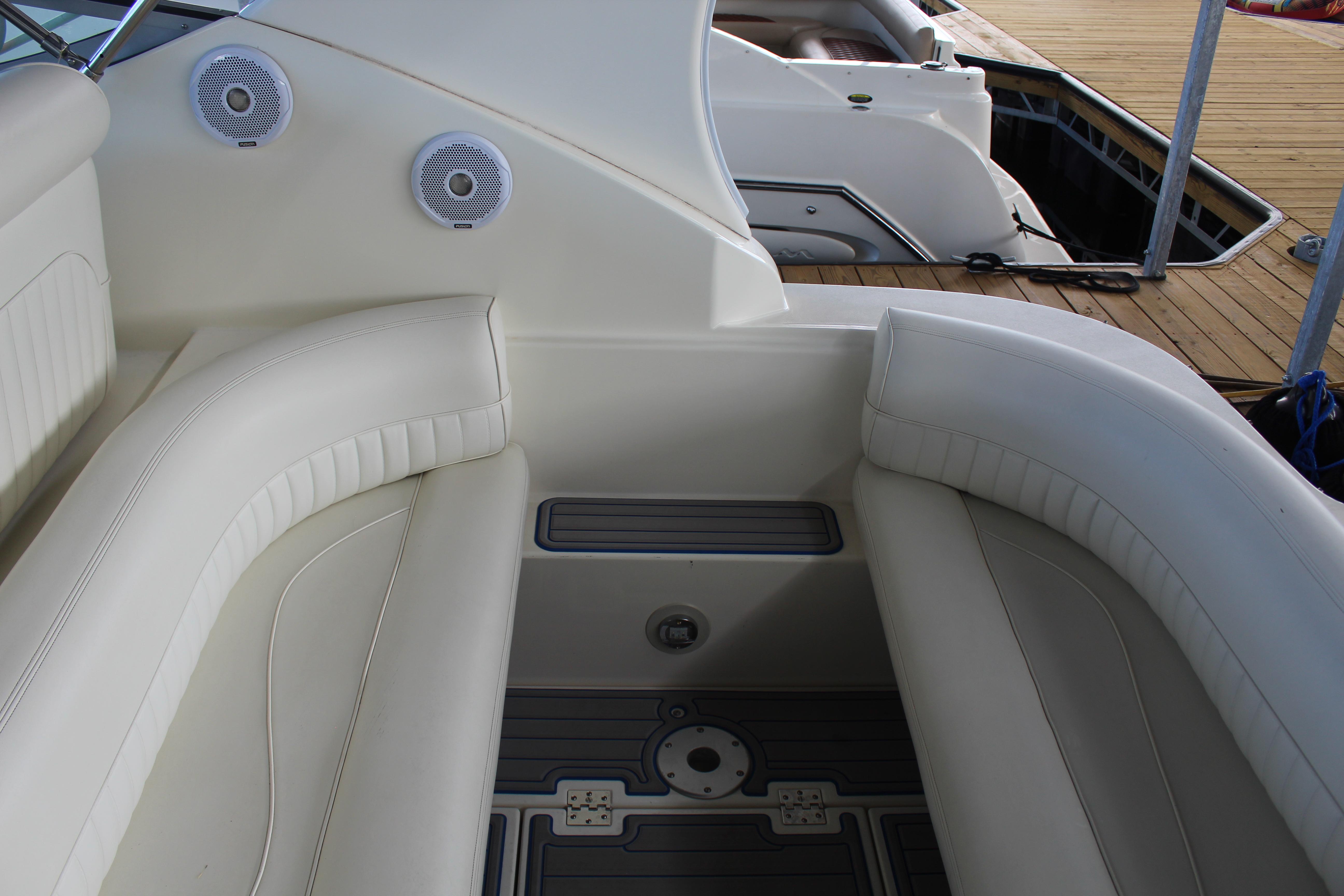 1999 Cruisers Yachts 3075 Rogue - 20